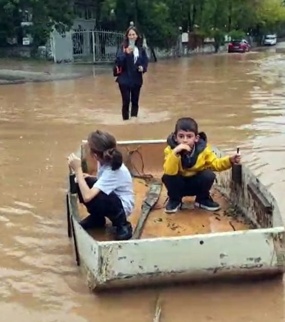 ÇOCUKLARIN KAYIKLA TAŞINDIĞI ANLAR