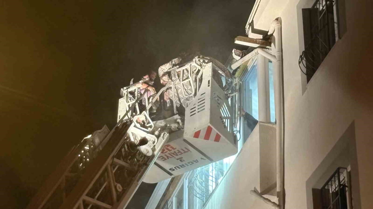 ÇORUM'DA 4 KATLI BİR BİNANIN 3. KATINDA ÇIKAN YANGINDA DUMANDAN ETKİLENEN IRAK UYRUKLU 2'Sİ ÇOCUK...