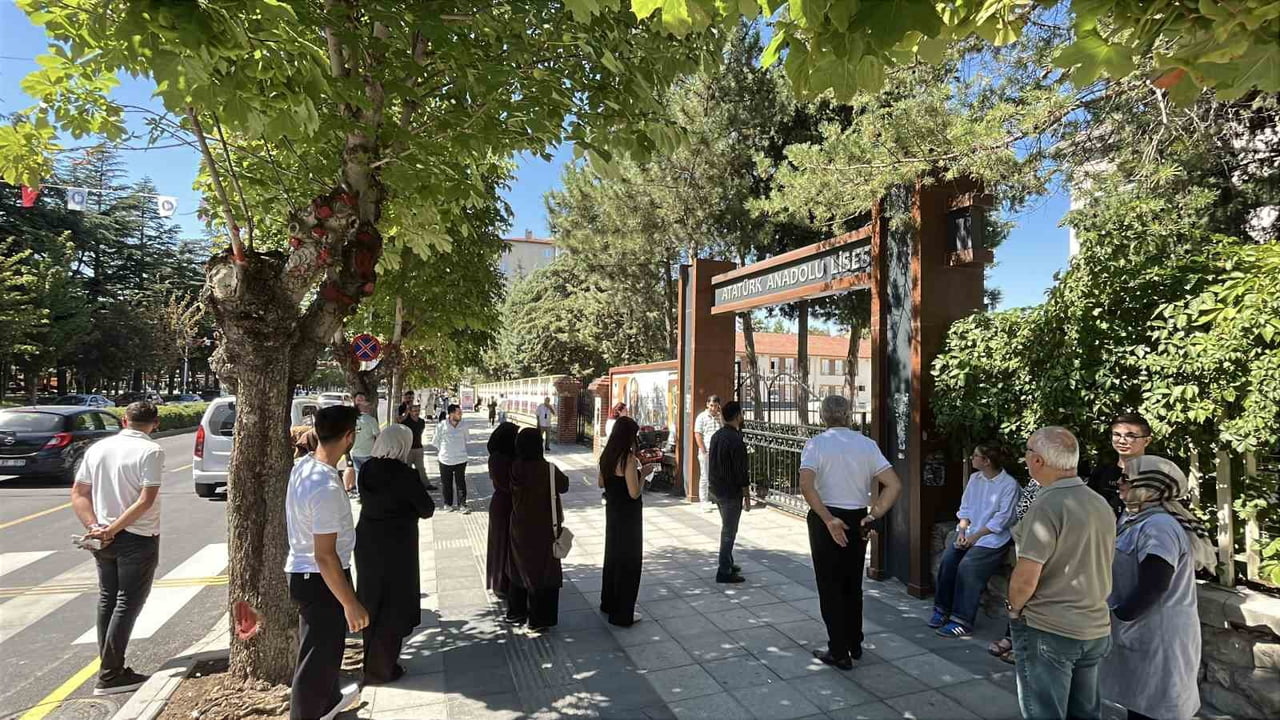 ÇORUM'DA, KAMU KURUMLARINDA GÖREV ALMAK İSTEYEN BİNLERCE ADAYIN KATILDIĞI 2026-KPSS LİSANS GENEL...