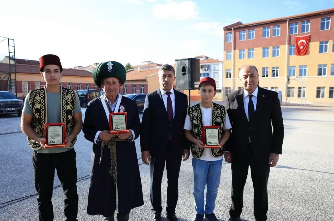 ÇORUM'UN ALACA İLÇESİNDE 39. AHİLİK HAFTASI DOLAYISIYLA DÜZENLENEN TÖRENDE, YILIN AHİSİNE KAFTAN...