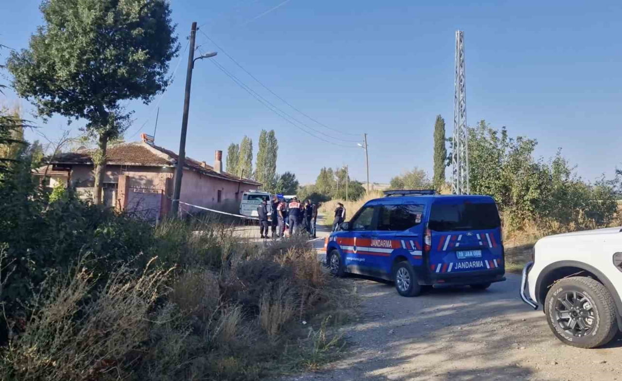 ÇORUM'UN ALACA İLÇESİNDE 55 YAŞINDAKİ ŞAHIS, KOMŞULARI TARAFINDAN EVİNİN ÖNÜNDE ÖLÜ...