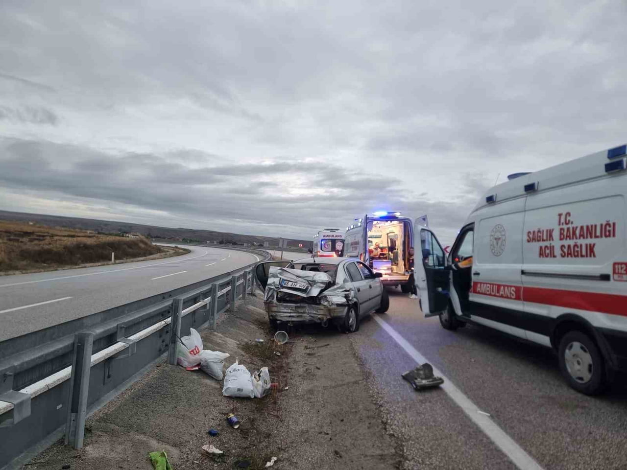 ÇORUM'UN ALACA İLÇESİNDE BARİYERLERE ÇARPAN OTOMOBİLDEKİ 5 KİŞİ YARALANDI.  OLAY YERİNE GELEN...