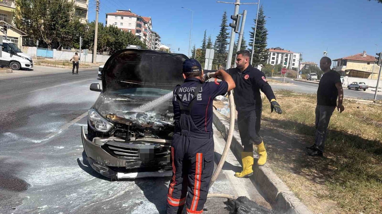 ÇORUM'UN SUNGURLU İLÇESİNDE OTOMOBİLE ÇARPAN HAFİF TİCARİ ARAÇTA ÇIKA YANGIN İTFAİYE EKİPLERİ...