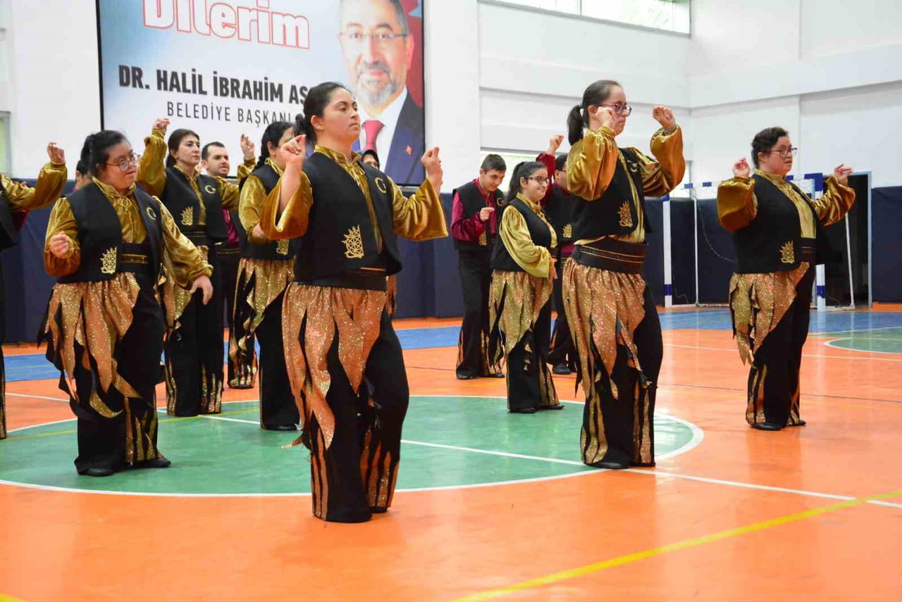 ÇORUM’DA ÖZEL BİREYLERDEN OLUŞAN HALK OYUNLARI EKİPLERİ, DÜNYANIN EN BÜYÜK HAVACILIK, UZAY VE...