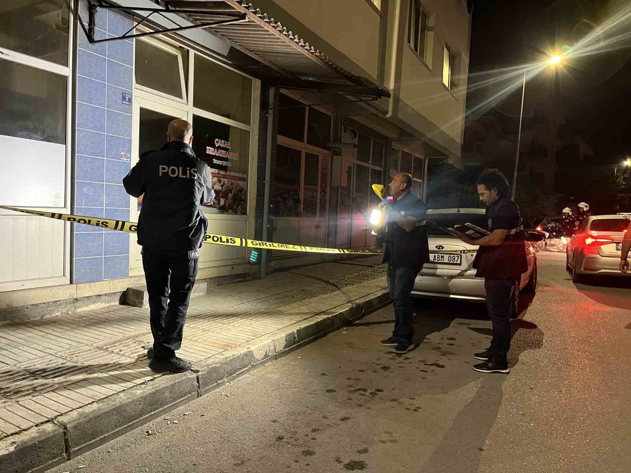 ÇORUM’DA YABANCI UYRUKLU İKİ GRUP ARASINDA ÇIKAN BIÇAKLI KAVGADA 1 KİŞİ YARALANDI, OLAYA KARIŞAN 2...