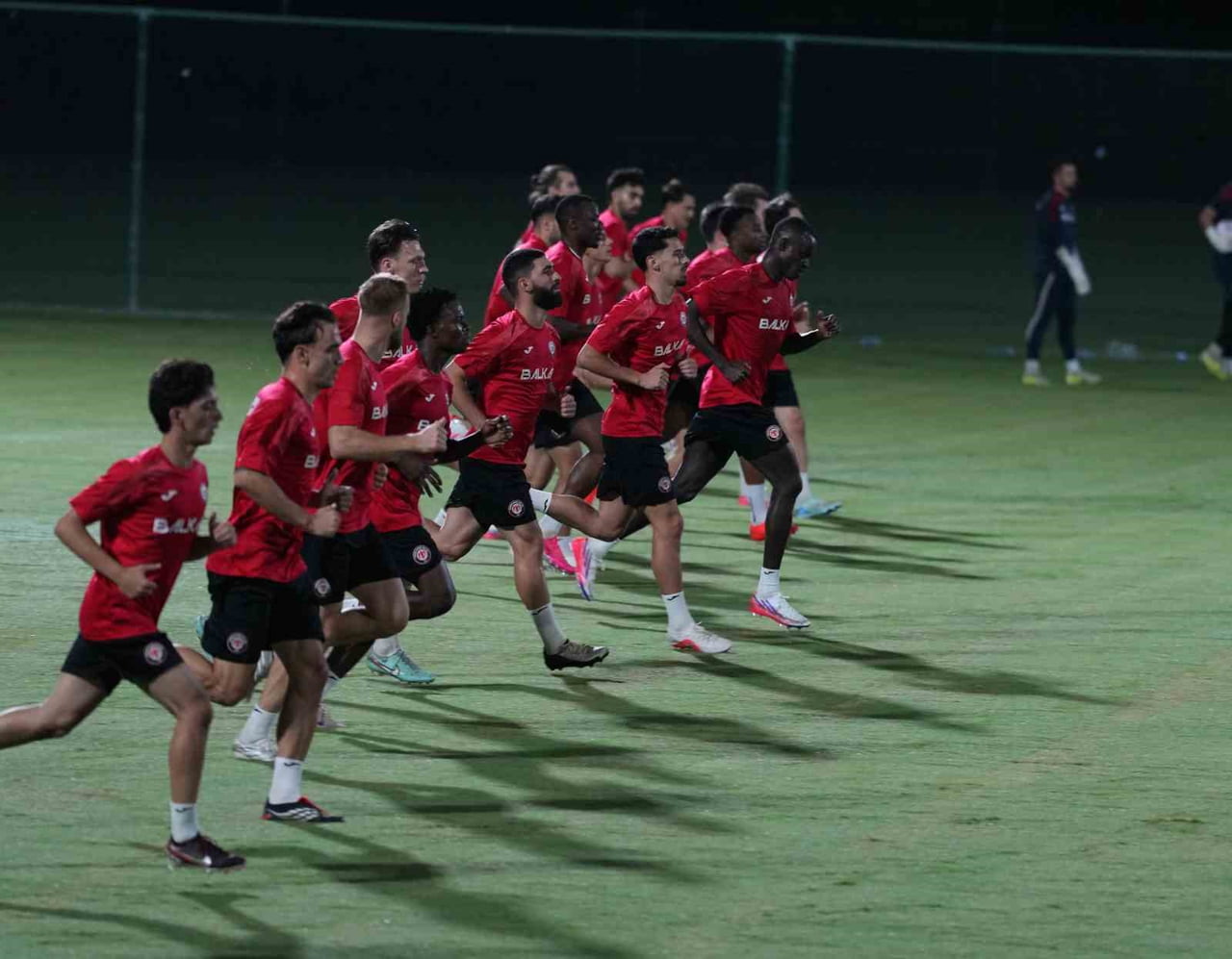 ÇORUM FK TEKNİK DİREKTÖRÜ BURAK YILMAZ, KIRMIZI-SİYAHLI TAKIMIN BAŞINDA İLK ANTRENMANINA...