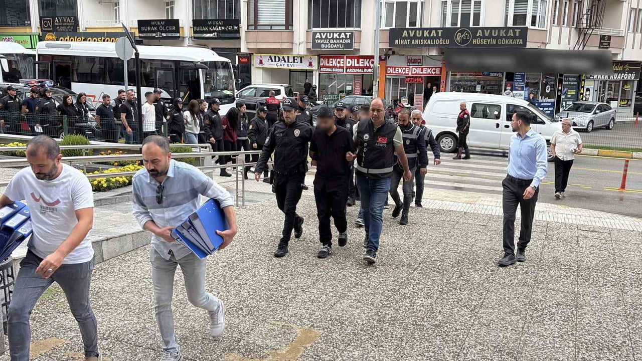 ÇORUM MERKEZLİ 4 İLDE DÜZENLENEN OPERASYONDA, KENDİLERİNİ ALICI VE "NOTER GÖREVLİSİ" OLARAK...