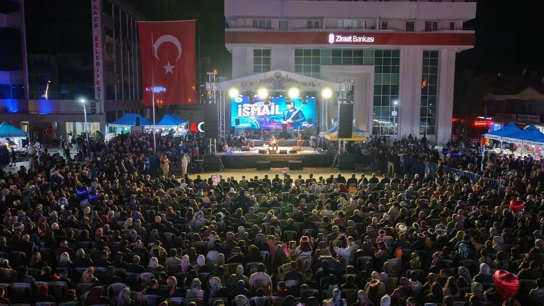ÇORUM’UN ALACA İLÇESİNDE DÜZENLENEN VE 5 GÜN SÜREN ALACAFEST, İSMAİL ALTUNSARAY’IN SAHNE ALDIĞI...