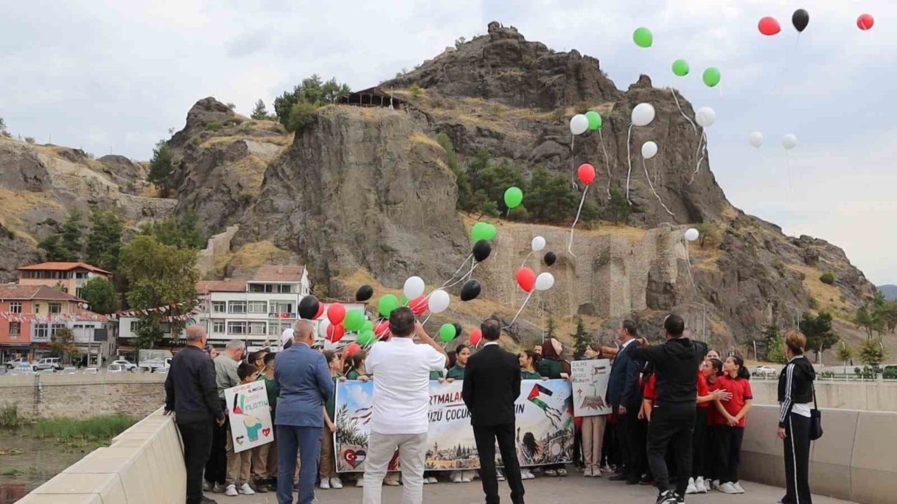 ÇORUM’UN OSMANCIK İLÇESİNDE, "UÇURTMALAR VURULMASIN, GÖKYÜZÜ ÇOCUKLARA KALSIN" TEMASIYLA...