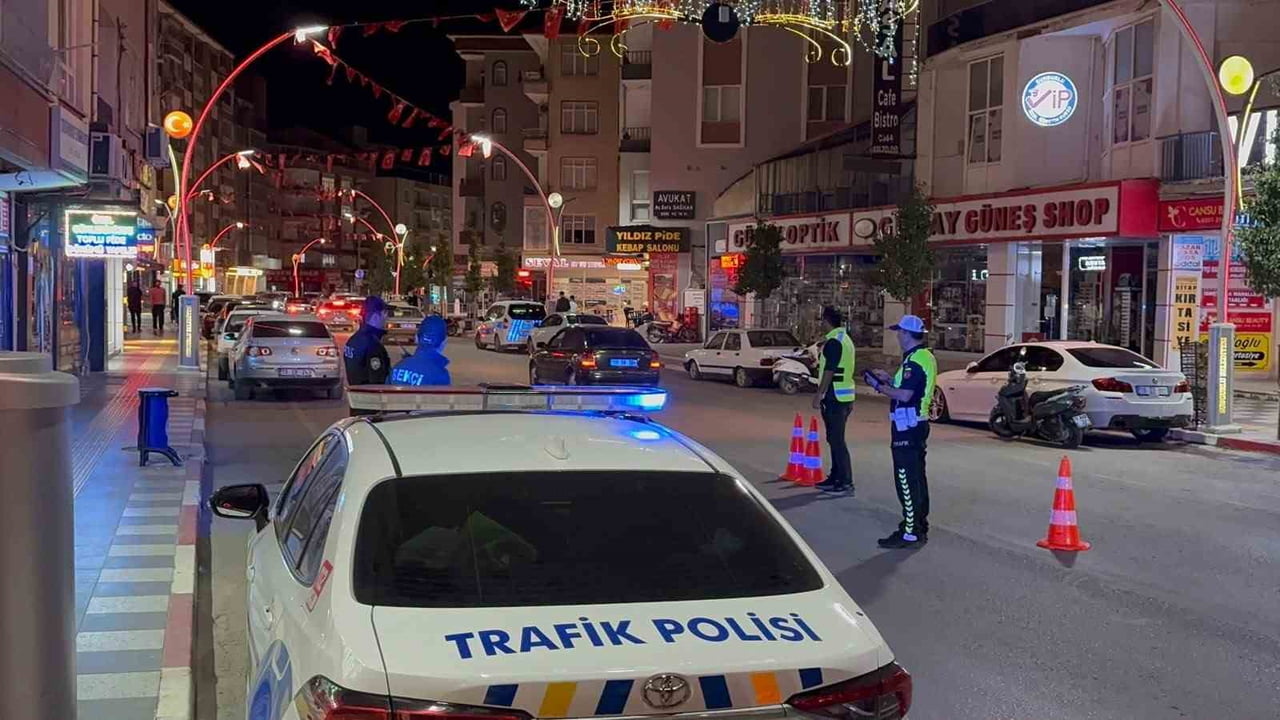 ÇORUM’UN SUNGURLU İLÇESİNDE POLİS EKİPLERİ TARAFINDAN HUZUR VE GÜVENLİĞİN SAĞLANMASI AMACIYLA...