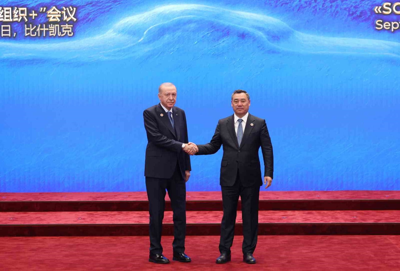 CUMHURBAŞKANI  ERDOĞAN'I KONGRE MERKEZİNDE KIRGIZİSTAN CUMHURBAŞKANI SADR CAPAROV KARŞILADI