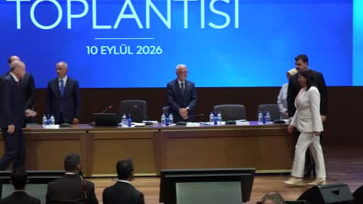 Cumhurbaşkanı Erdoğan, AK Parti'ye katılan belediye başkanlarına rozet taktı