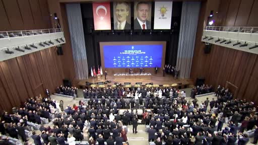 Cumhurbaşkanı Erdoğan, AK Parti'ye katılan yeni belediye başkanlarına rozetlerini taktı