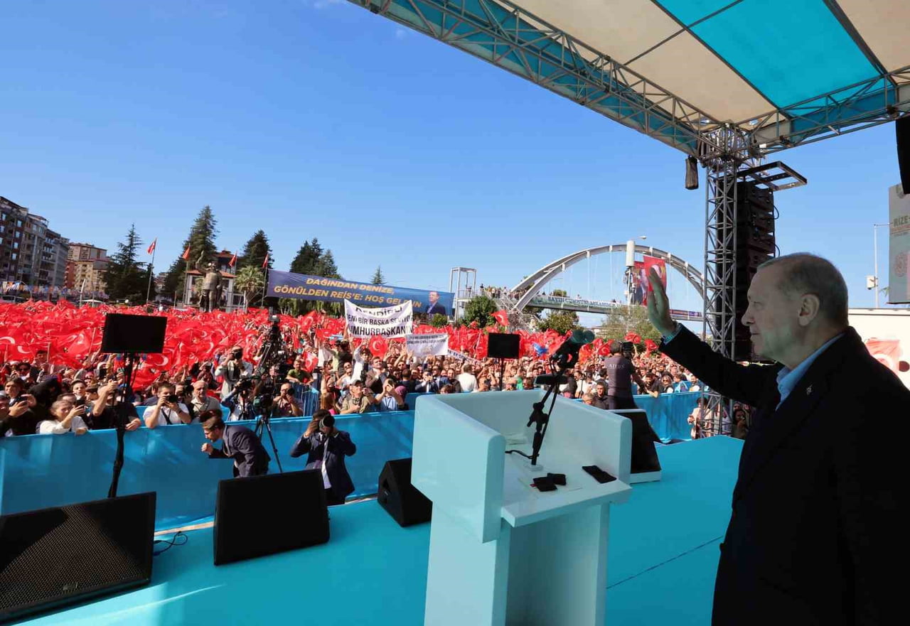CUMHURBAŞKANI ERDOĞAN, MEMLEKETİ RİZE'DE SAHİL CAMİİ'NDE CUMA NAMAZINI KILDIKTAN SONRA RİZE...