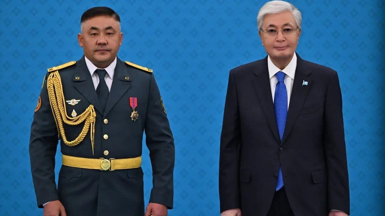 CUMHURBAŞKANI KASIM COMERT TOKAYEV (SAĞDA) VE AYDOS MİRZAHMETOV (SOLDA)