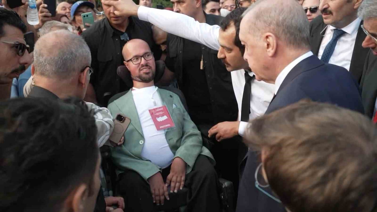 CUMHURBAŞKANI RECEP TAYYİP ERDOĞAN, SAMSUN’DA DAHA ÖNCEDEN DE TANIŞTIĞI ENGELLİ VATANDAŞI YOLDA...