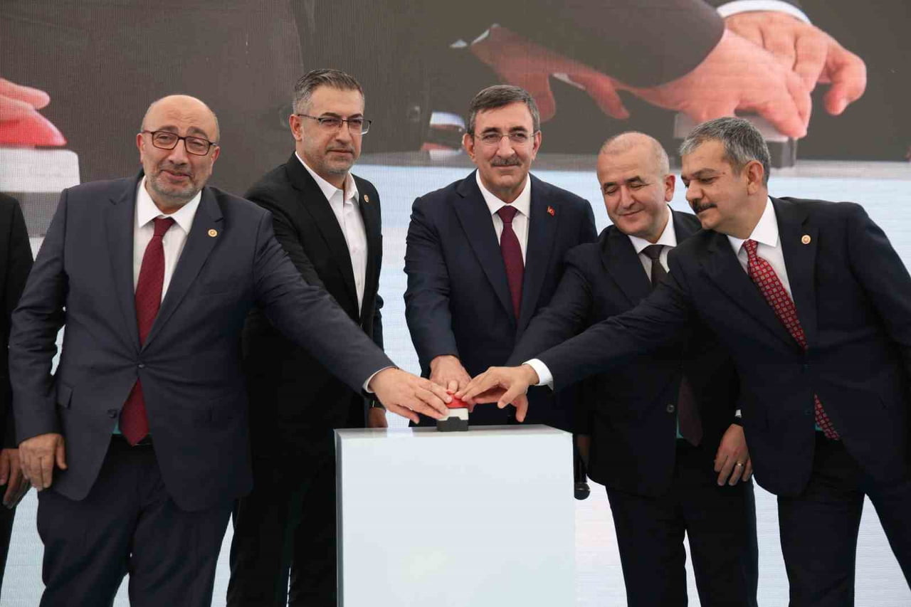 CUMHURBAŞKANI YARDIMCISI CEVDET YILMAZ, FIRAT ÜNİVERSİTESİ HASTANESİ’NİN YENİ YAPILACAK ALANDA...