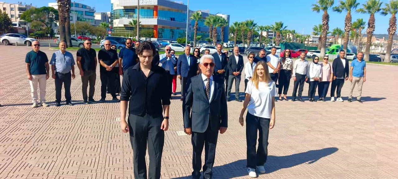 CUMHURİYET MEYDANI'NDAKİ TÖRENDE DERNEK ÜYELERİ SAYGI DURUŞUNDA BULUNDU