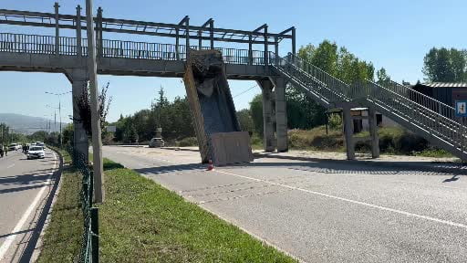 Damperi açık kalan tır üst geçide çarptı: Sürücü yaralandı