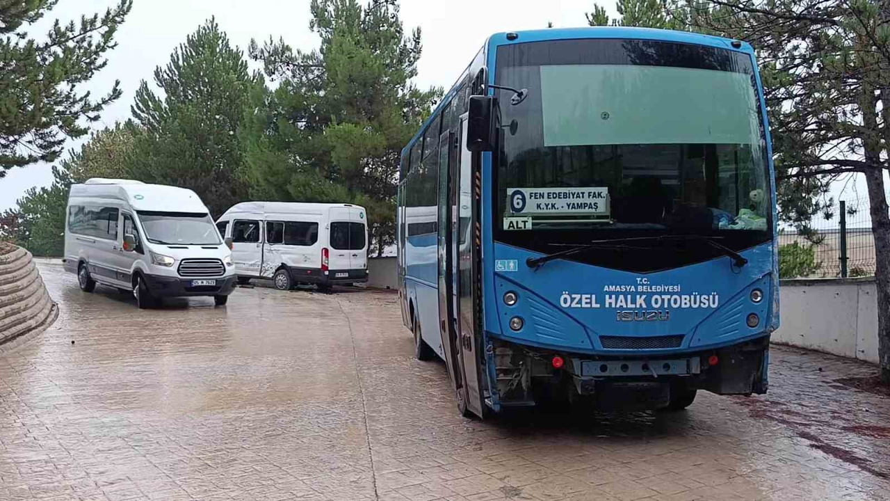 DARBE ALAN MİNİBÜSÜN CAMLARI KIRILDI. KAZADA MİNİBÜSTEKİ ÜNİVERSİTE ÖĞRENCİLERİNDEN 4'Ü...