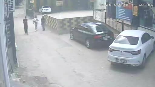 Darbedilen kadını kurtarmak isteyen gencin bıçaklı saldırıya uğradığı anlar kamerada