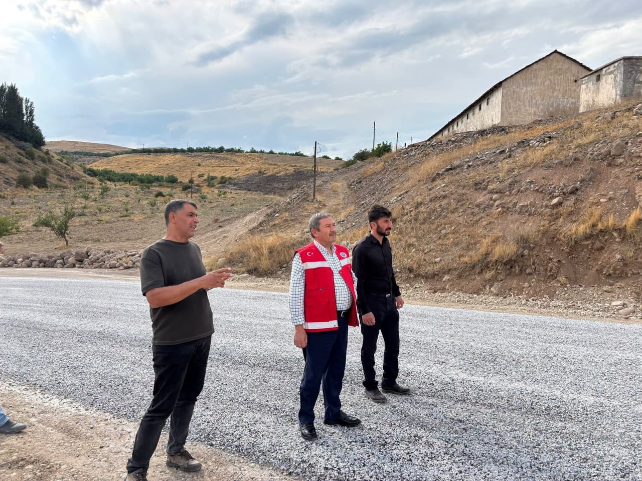 DARENDE’DE YOL YAPIM ÇALIŞMALARI SÜRÜYOR