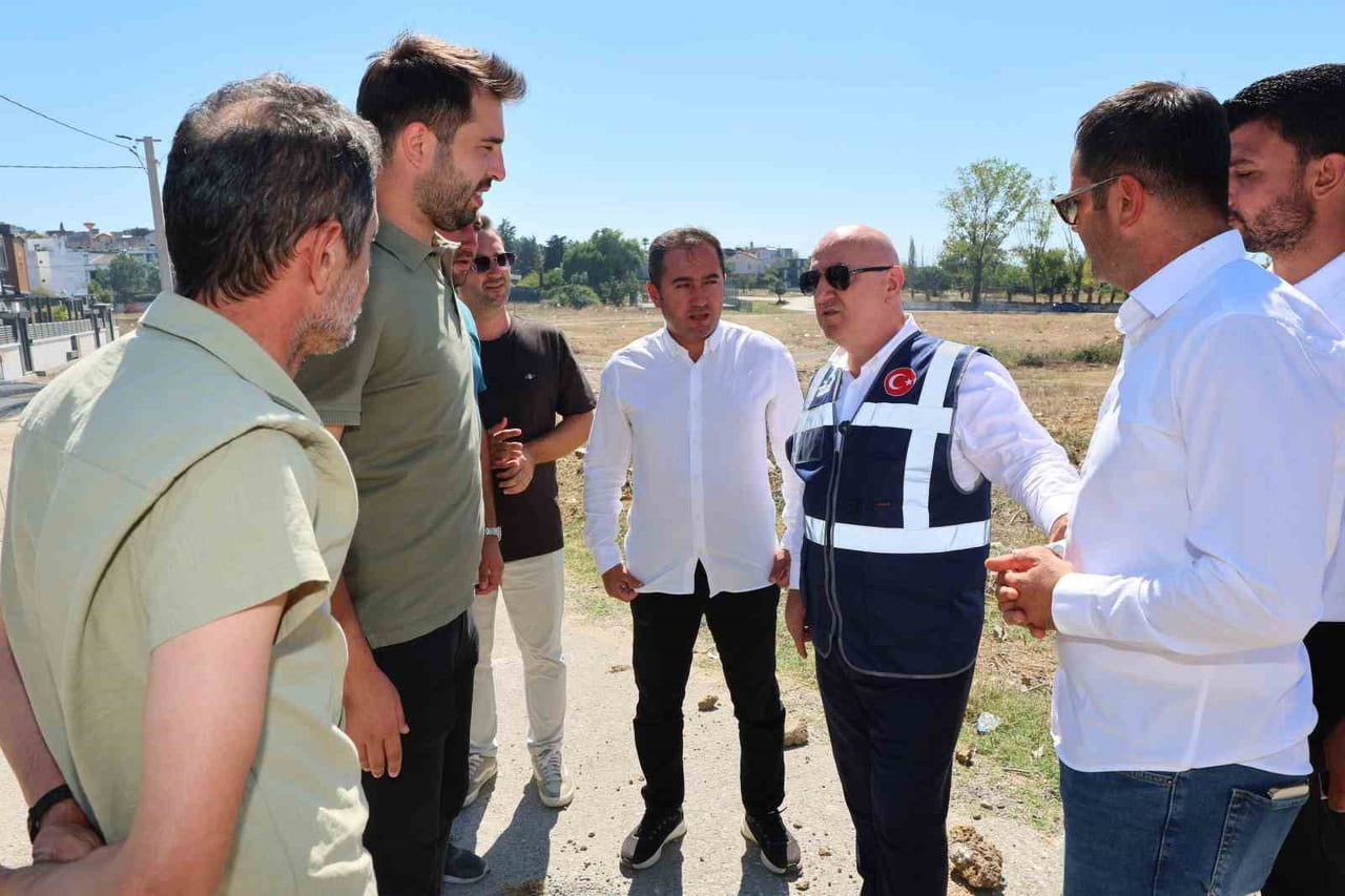 DARICA’DA YOL YAPIM, BAKIM VE ASFALTLAMA ÇALIŞMALARI SÜRDÜRÜLÜRKEN, ULAŞIMIN DAHA GÜVENLİ VE...