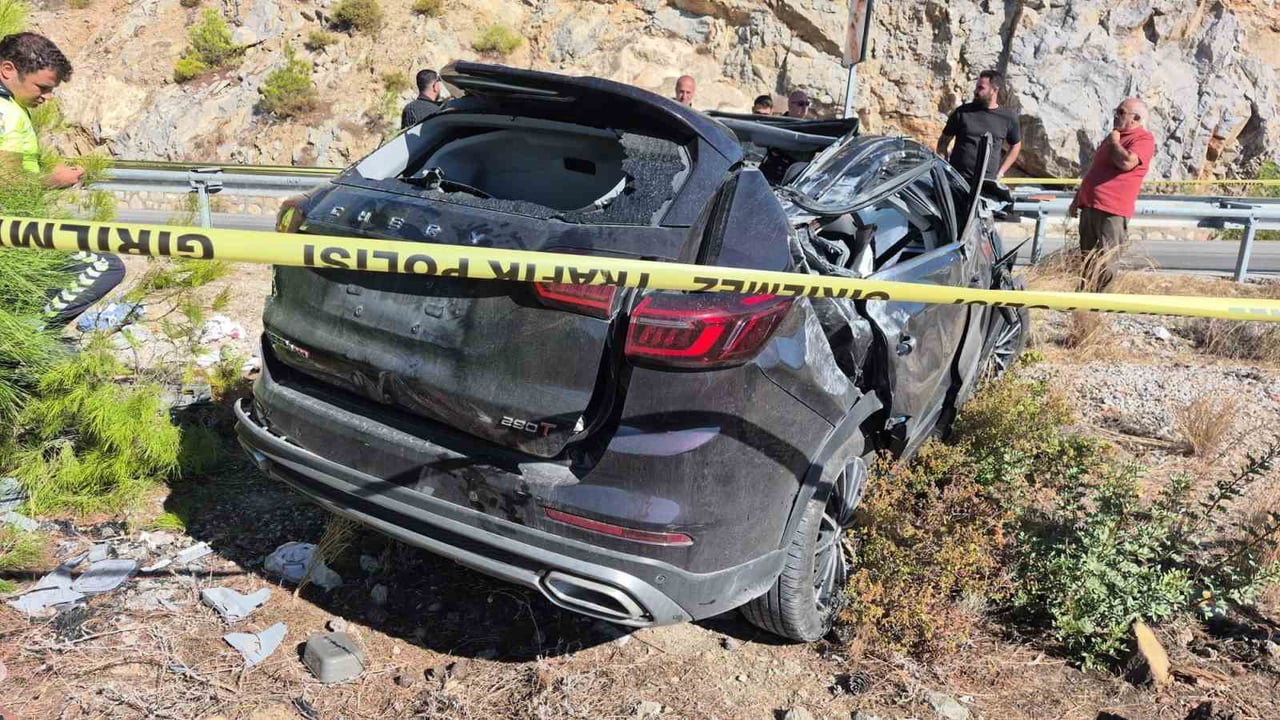 DATÇA İLÇESİNDE CHERY MARKA ARACIN BARİYERLERE ÇARPARAK YOLDAN ÇIKMASI SONUCU MEYDANA GELEN TRAFİK...