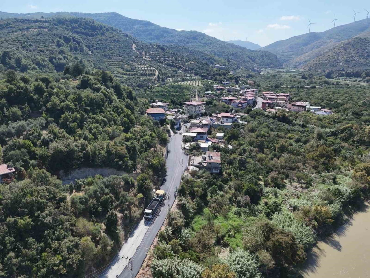 DEFNE İLÇESİNDE 8 MAHALLEYİ BİRBİRİNE BAĞLAYAN 11 KİLOMETRELİK GRUP YOLUNDA SÜRDÜRÜLEN ASFALT...