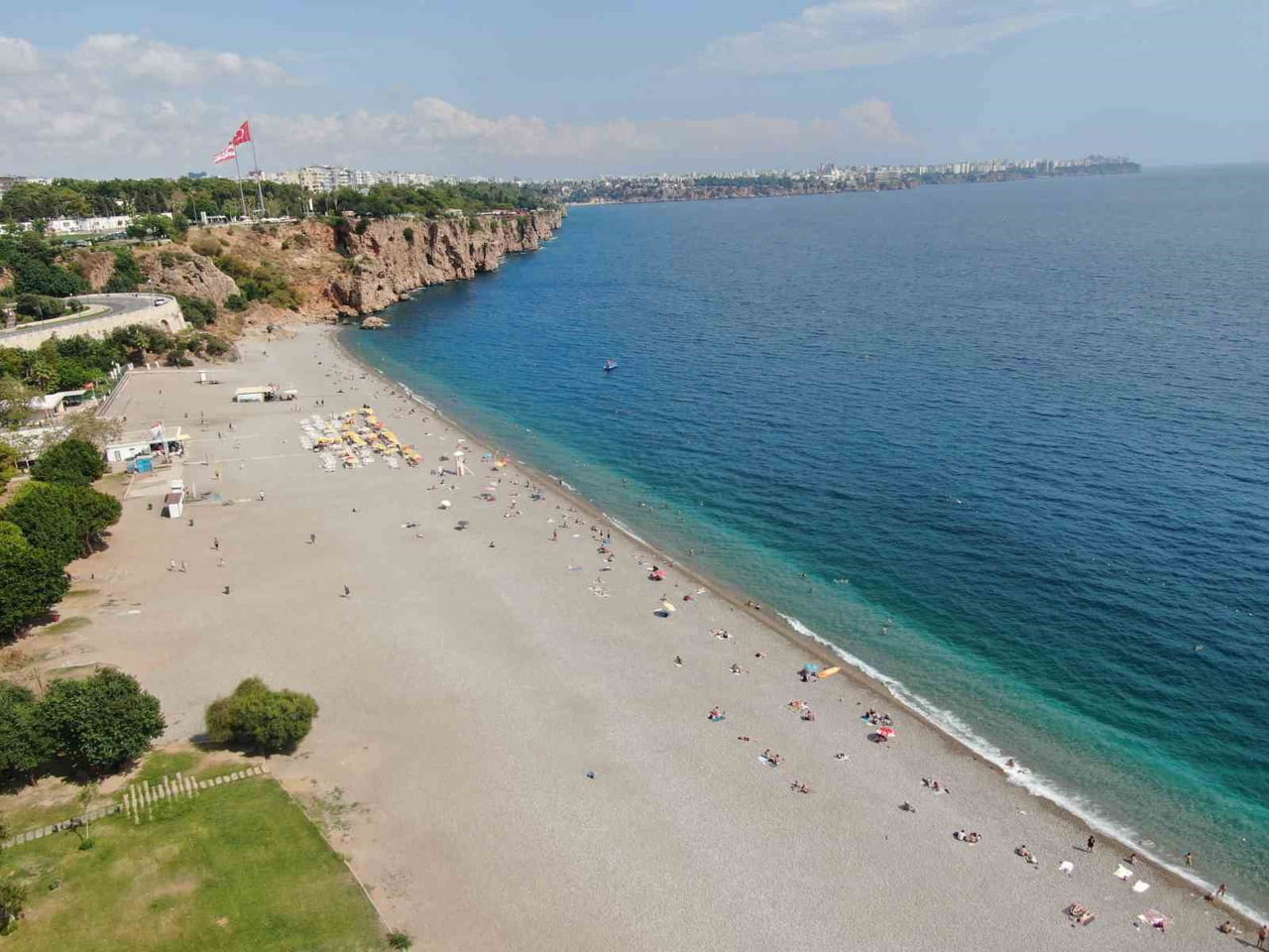 DENİZE GİRENLER AKDENİZ'İN TADINI ÇIKARDI