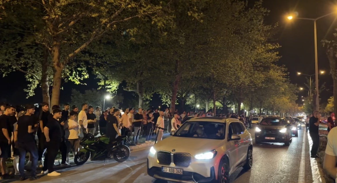 DENİZLİ'DE İKİ GRUP ARASINDA YAŞANAN ALACAK VERECEK TARTIŞMASININ ARDINDAN BİR KAFEYE...