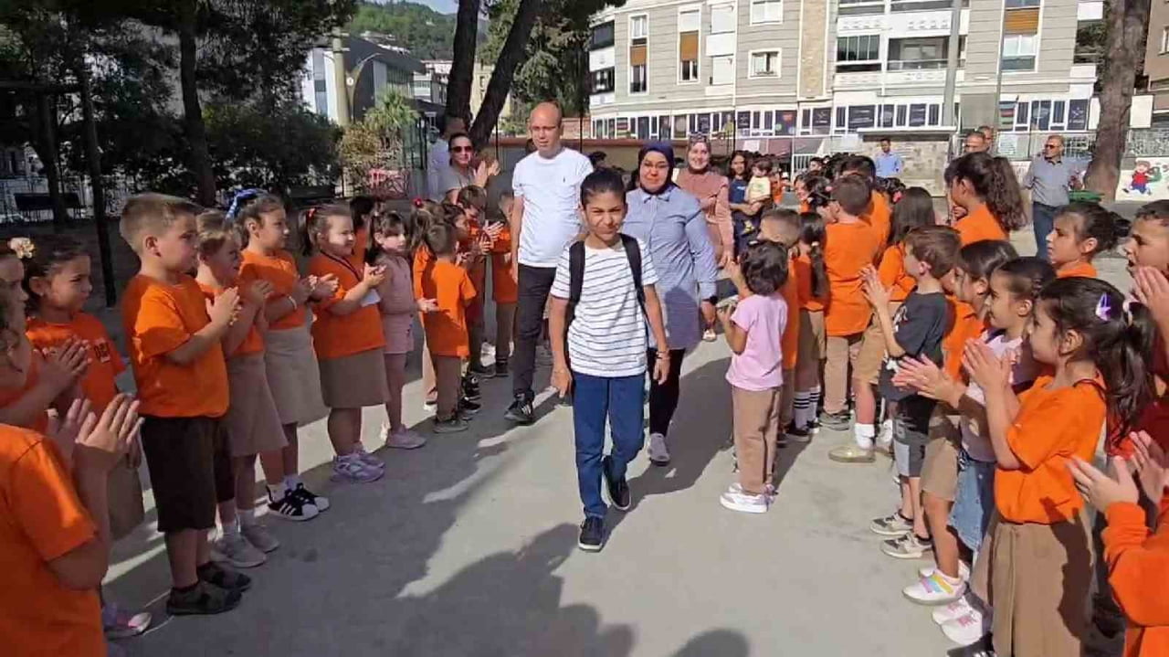 DENİZLİ'NİN BULDAN İLÇESİNDE YAKLAŞIK 2 YIL SÜREN LÖSEMİ TEDAVİSİNİ TAMAMLAYAN 4. SINIF ÖĞRENCİSİ...