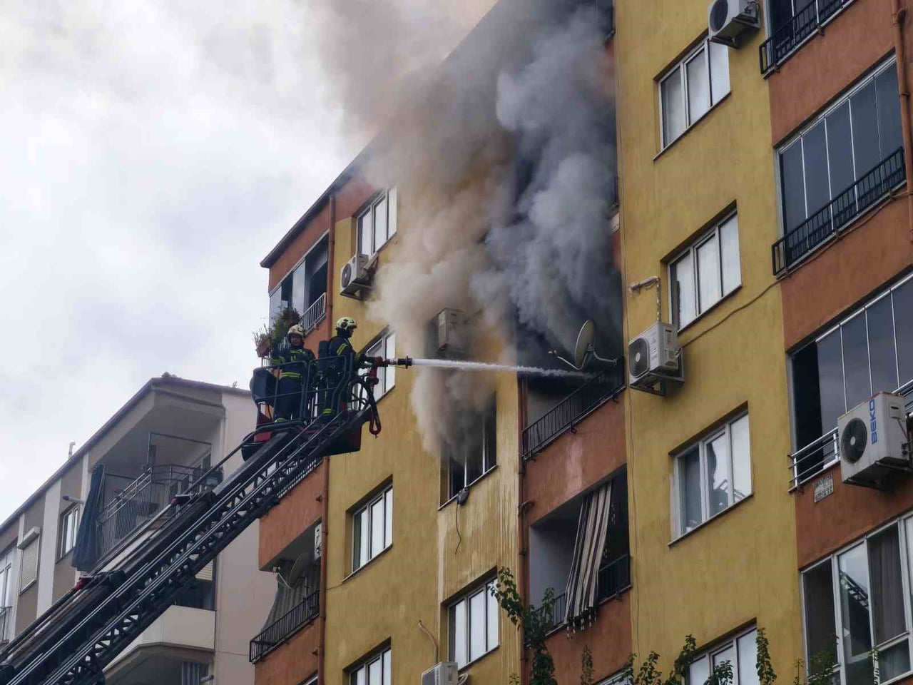 DENİZLİ'NİN MERKEZEFENDİ İLÇESİNDE 7 KATLI BİR APARTMANIN 5'İNCİ KATINDA YANGIN ÇIKTI