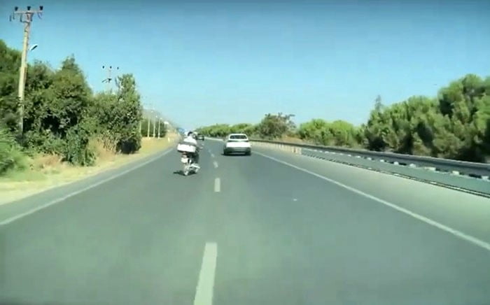 DENİZLİ-AFYONKARAHİSAR KARA YOLUNDA SEYİR HALİNDE OLAN OTOMOBİLİN ÖNÜNE BİR ANDA ÇIKAN MOTOSİKLET...