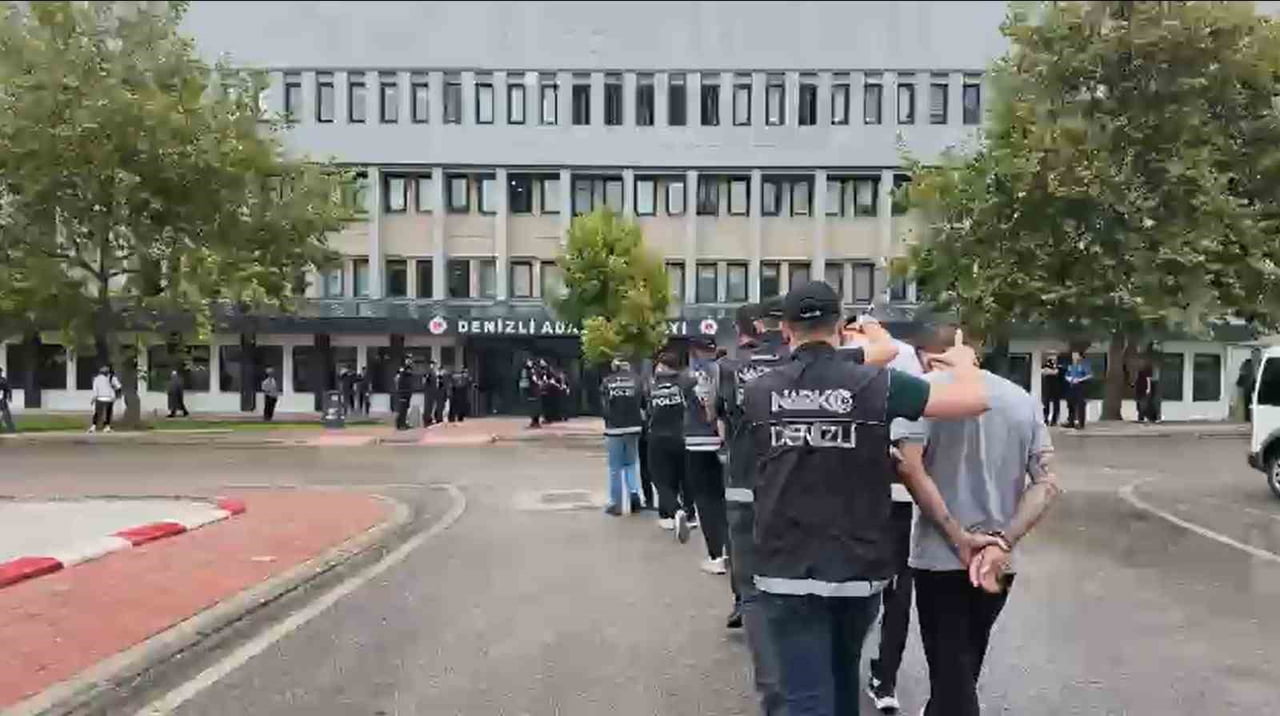 DENİZLİ’DE POLİS EKİPLERİNİN UYUŞTURUCU MADDE TİCARETİ YAPAN SOKAK SATICILARINA YÖNELİK...