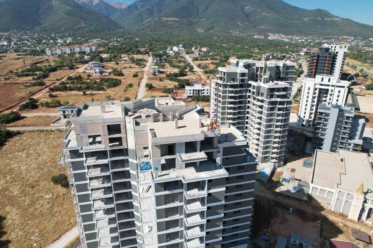 DENİZLİ’DE ÜCRETLERİNİ ALAMADIKLARI GEREKÇESİYLE REZİDANS İNŞAATININ ÇATISINA ÇIKAN İŞÇİLERİN...