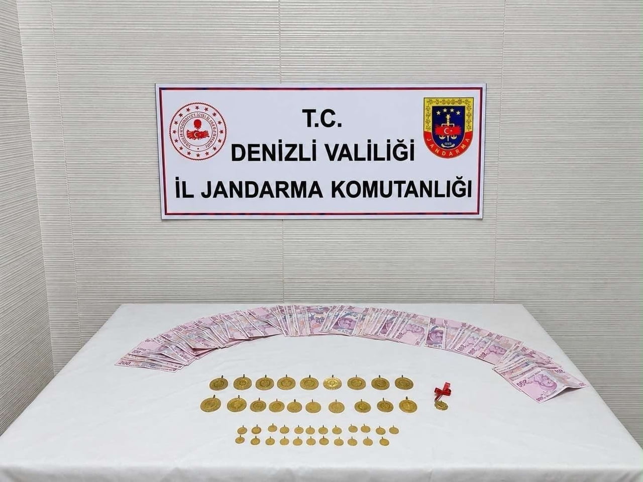 DENİZLİ’DE YAŞLI ADAMI ‘KİMLİK BİLGİLERİN İLE ÇOK SAYIDA CEP TELEFONU ALINMIŞ VE BUNLARLA SUÇ...