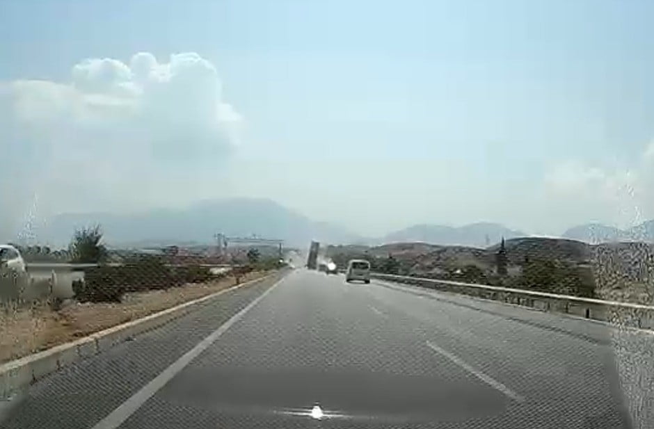 DENİZLİ’DE YÜKÜ BOŞALTTIKTAN SONRA AÇIK UNUTTUĞU DORSE İLE YOLDA SEYİR EDEN TIR ELEKTRONİK...