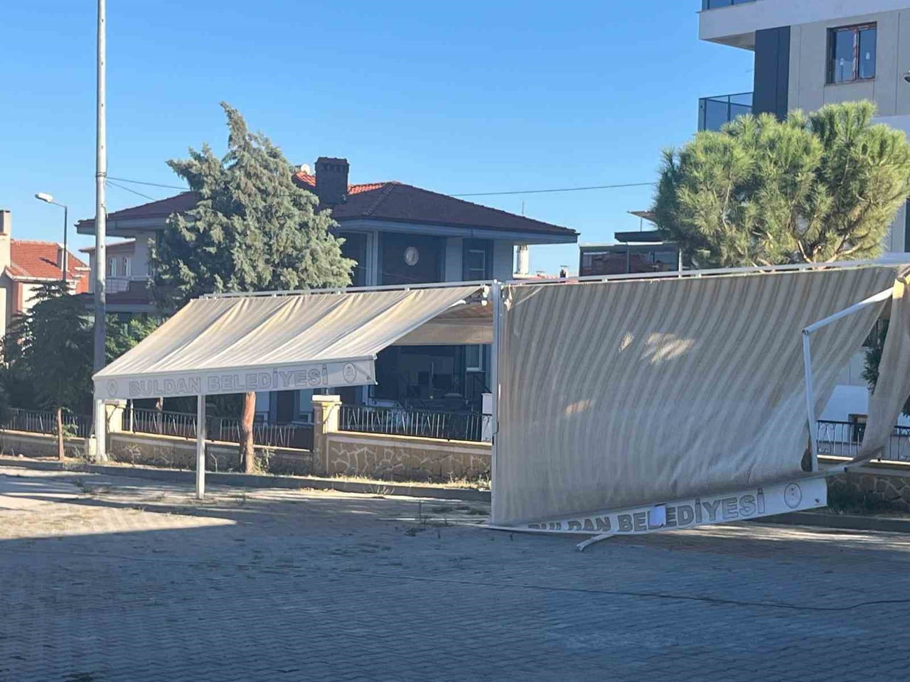 DENİZLİ’NİN BULDAN İLÇESİNDE BELEDİYE TARAFINDAN HİZMETE AÇILAN KİTAP KAFENİN ÖNÜNDE GÜNLERDİR...