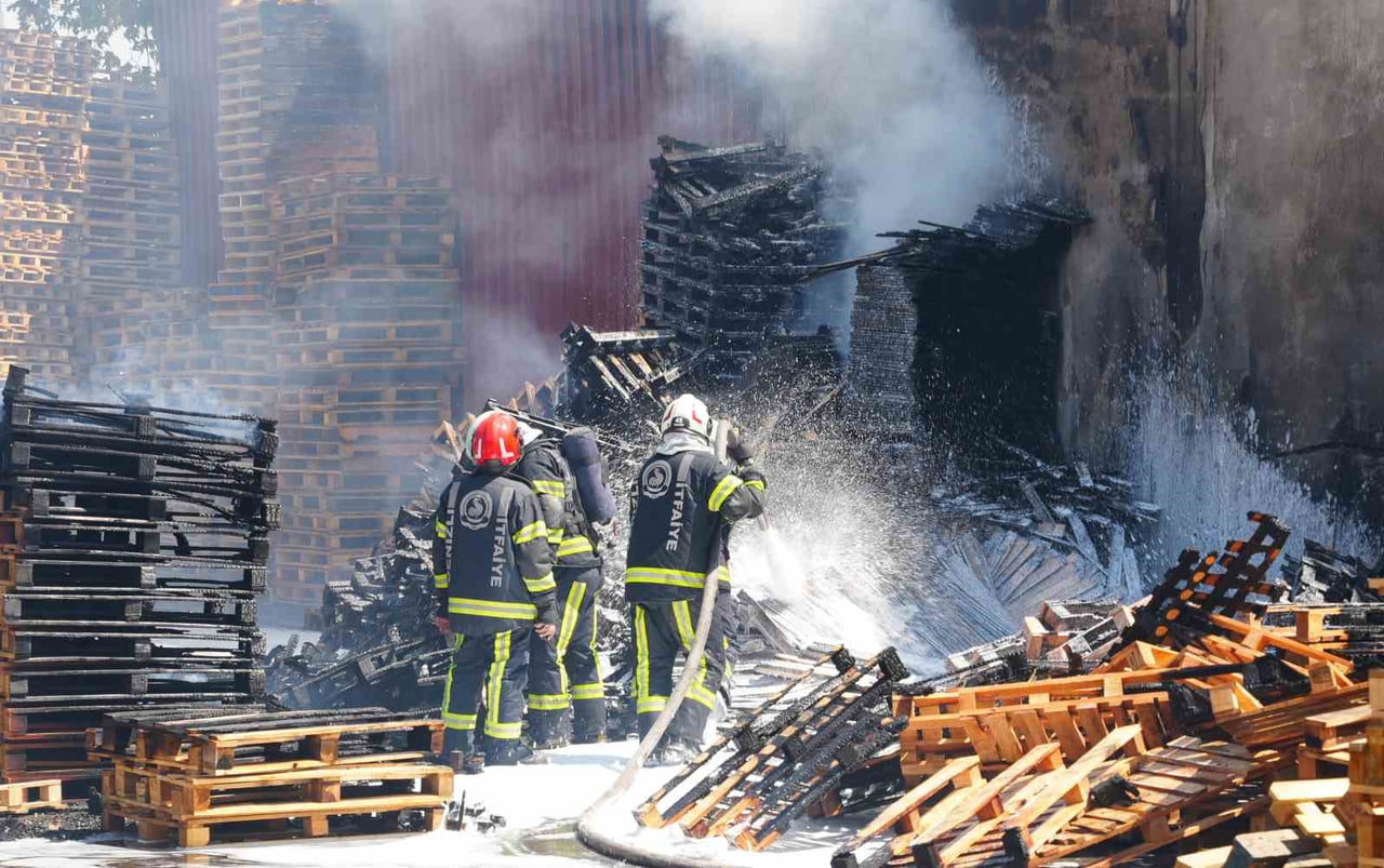 DENİZLİ’NİN MERKEZEFENDİ İLÇESİNDE BULUNAN BİR PALET FABRİKASINDA ÇIKAN YANGIN, İTFAİYE...
