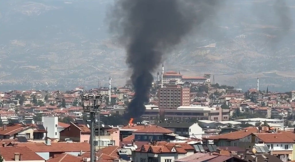 DENİZLİ’NİN MERKEZEFENDİ İLÇESİNDE FAALİYET GÖSTEREN BİR PALET FABRİKASINDA ÇIKAN YANGINA...