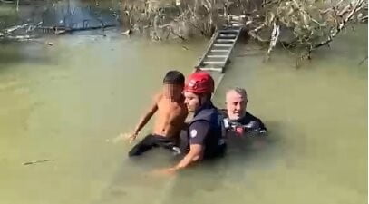 DEREDE MAHSUR KALAN ÇOCUĞU İTFAİYE EKİPLERİ KURTARDI