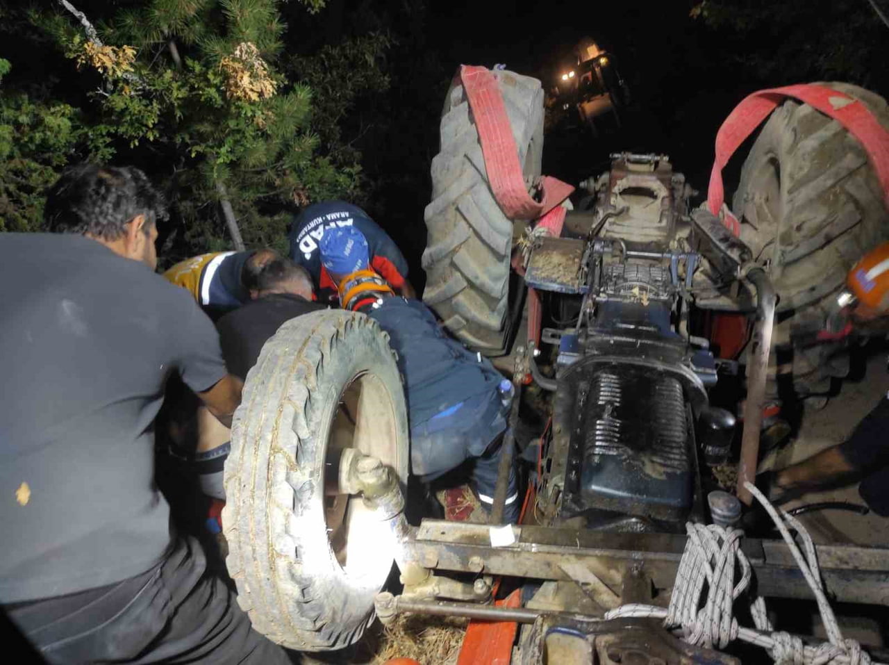 DEVRİLEN TRAKTÖRÜN ALTINDA KALAN SÜRÜCÜ KURTARILDI