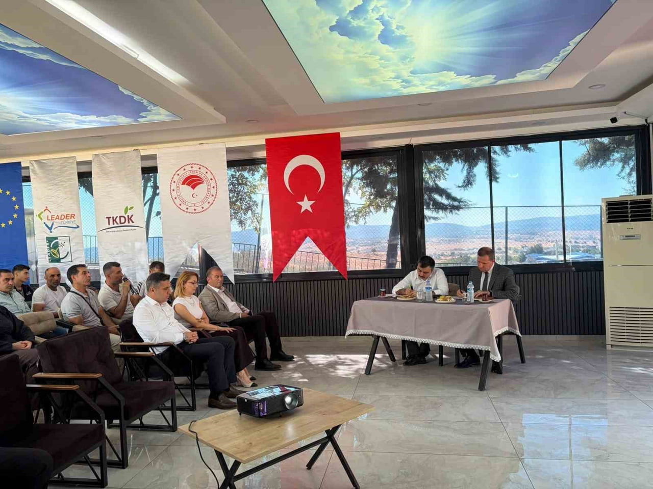 DİCLE’DE İLÇENİN TURİSTİK ALANLARININ GÖSTERİMİ TOPLANTISI YAPILDI.