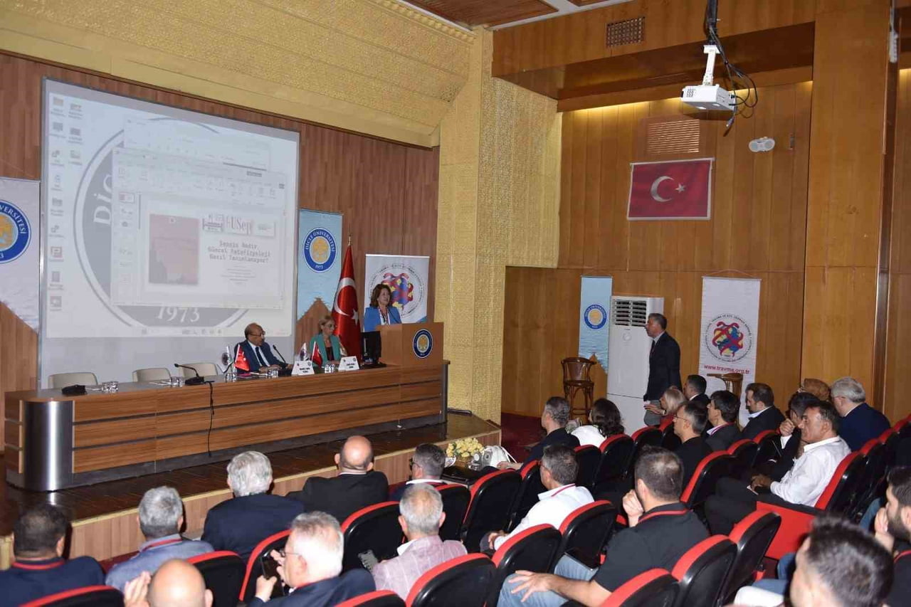 DİCLE ÜNİVERSİTESİ HASTANESİ BAŞHEKİMLİK KONFERANS SALONUNDA GERÇEKLEŞTİRİLEN SEMPOZYUMDA; SEPSİS...