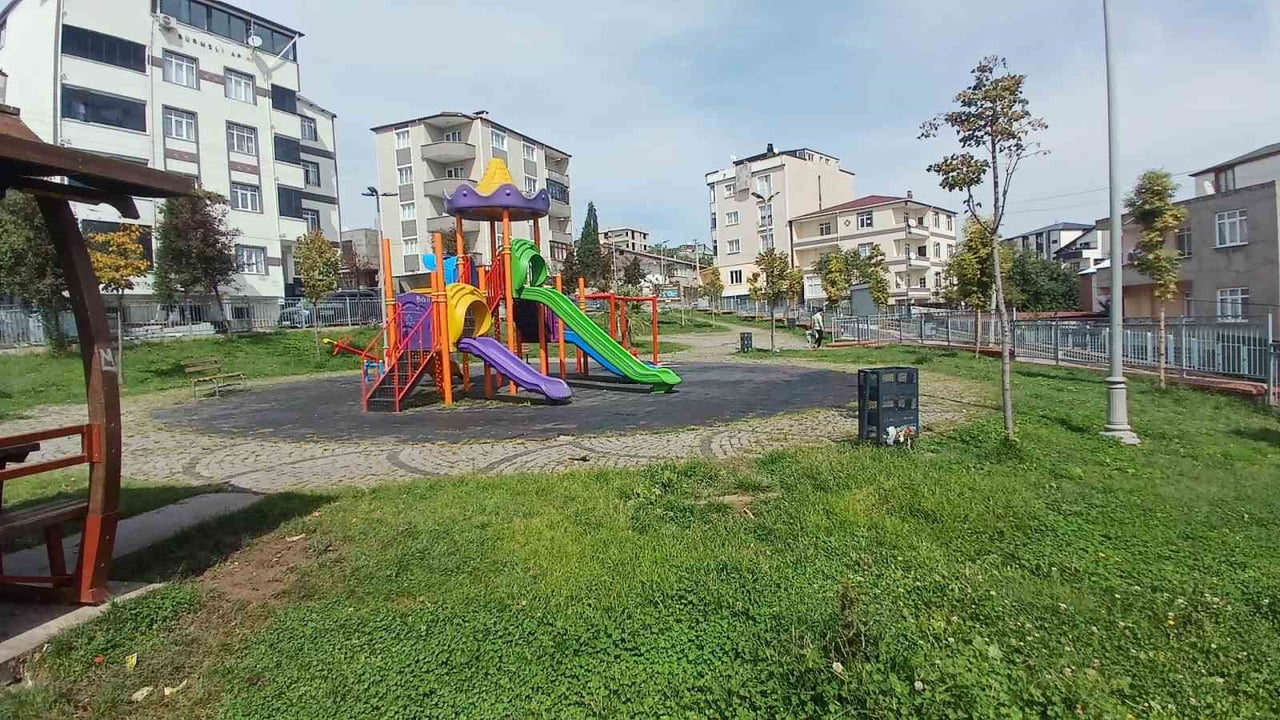 DİLOVASI’NDA PARK VE ÇOCUK OYUN ALANLARINDA BAKIM VE YENİLEME ÇALIŞMALARI SÜRÜYOR. EKİPLER...