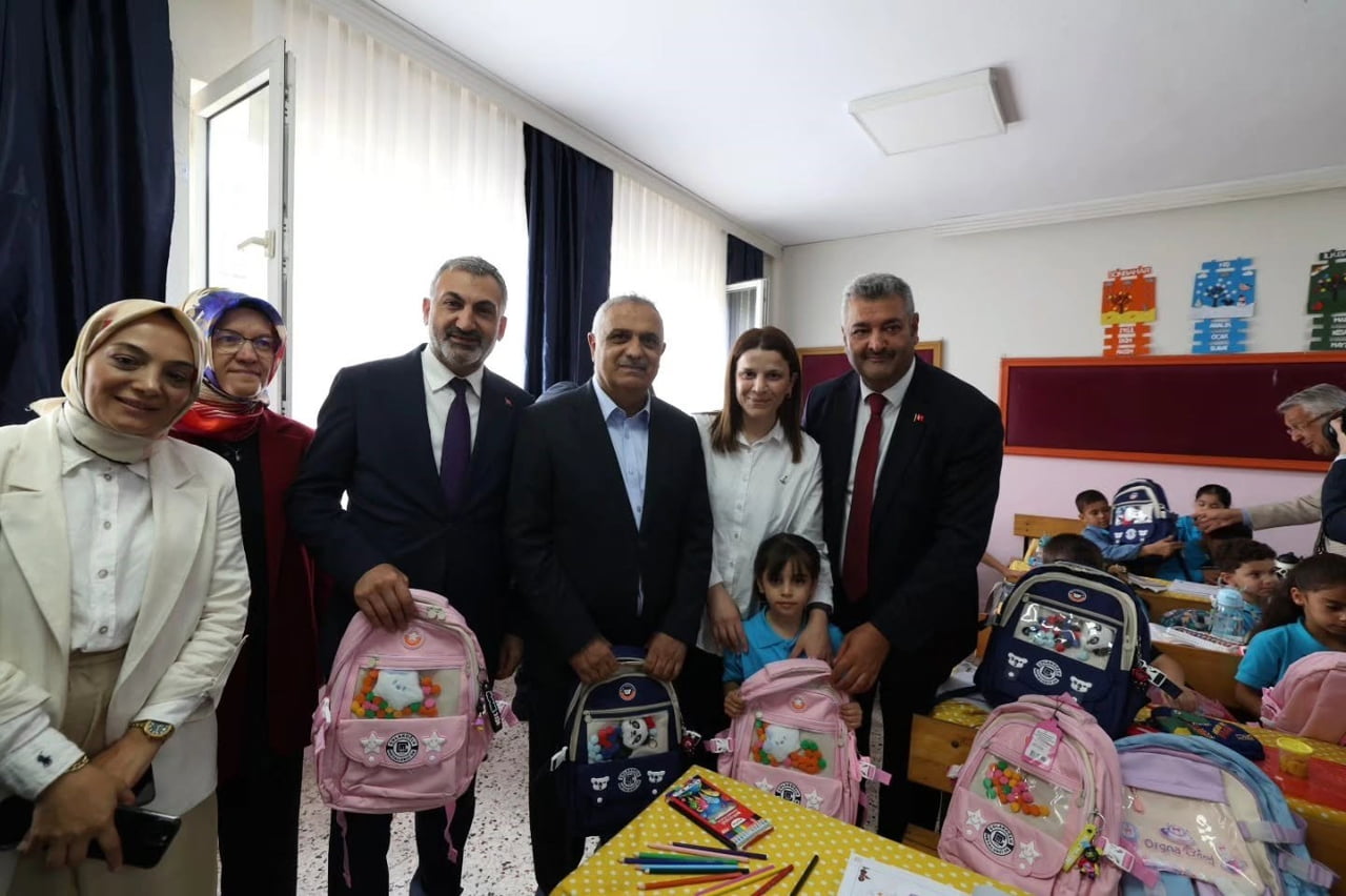 DİLOVASI’NDA YENİ EĞİTİM-ÖĞRETİM YILINA BAŞLAYAN 1. SINIF ÖĞRENCİLERİNE KIRTASİYE MALZEMELERİ...