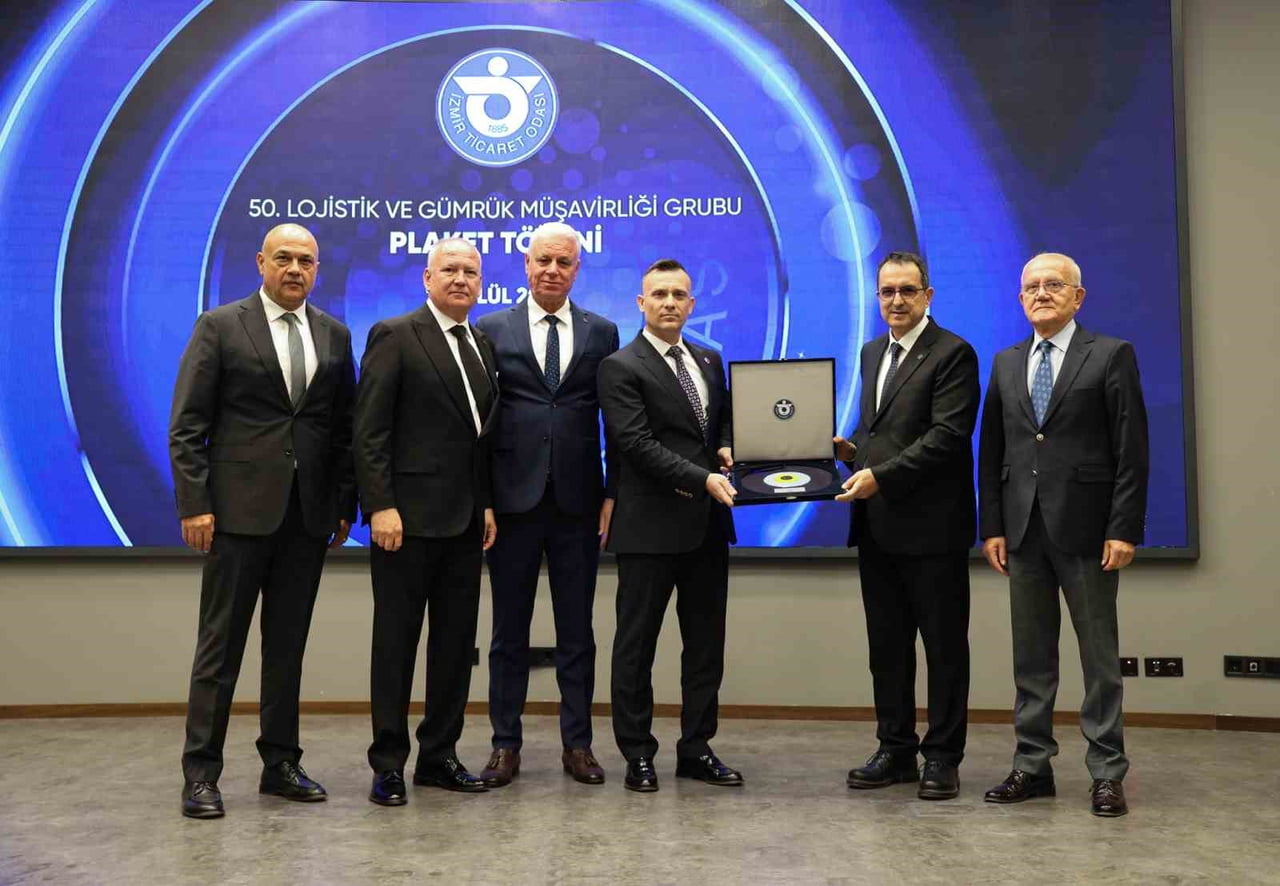 DIŞ TİCARETİN GÖRÜNMEYEN KAHRAMANLARI, MESLEĞE ADANAN YARIM ASRA UZANAN EMEKLERİYLE İZMİR TİCARET...