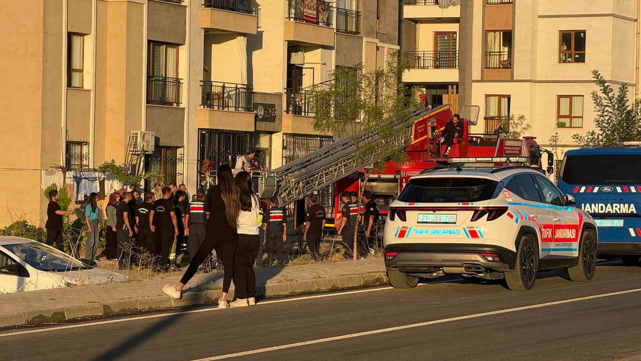 DİYARBAKIR'DA BALKONDAN ATLARKEN ASILI KALAN KADIN BAŞKASI TARAFINDAN ALT KATTAKİ BALKONA ALINARAK...