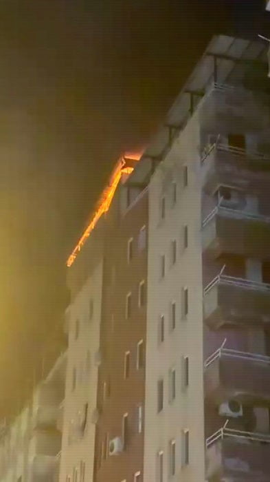 DİYARBAKIR'DA BİR APARTMANIN ÇATI KISMINDA ÇIKAN YANGIN, EKİPLERİN MÜDAHALESİYLE BÜYÜMEDEN...